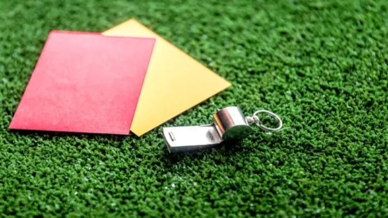 Thẻ vàng và thẻ đỏ có ý nghĩa cảnh cáo, nhắc nhở hay xử phạt cầu thủ mắc lỗi